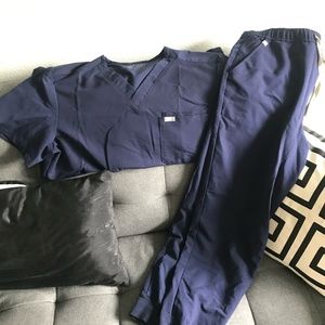 Like-new Men's Fig Scrub Set Navy Blue